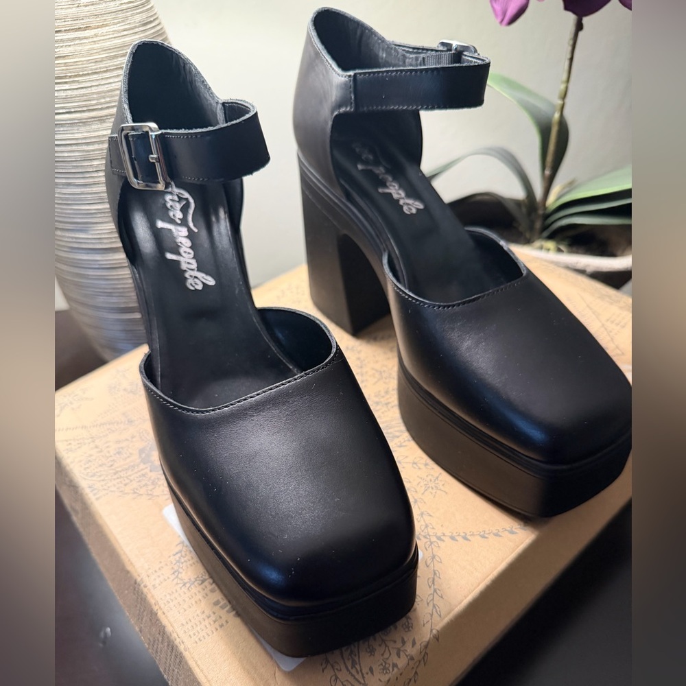 Free People - GWEN Black Platform Shoes